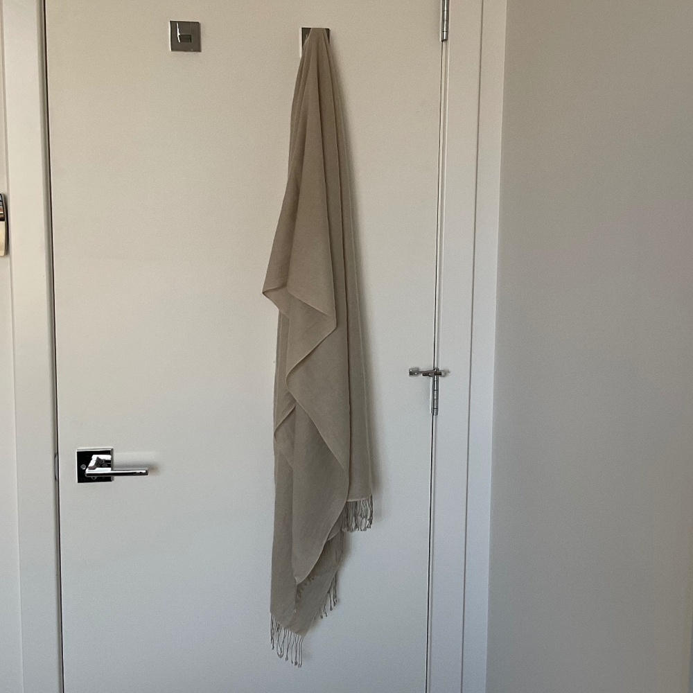 Portolano pashmina with rolled fringes